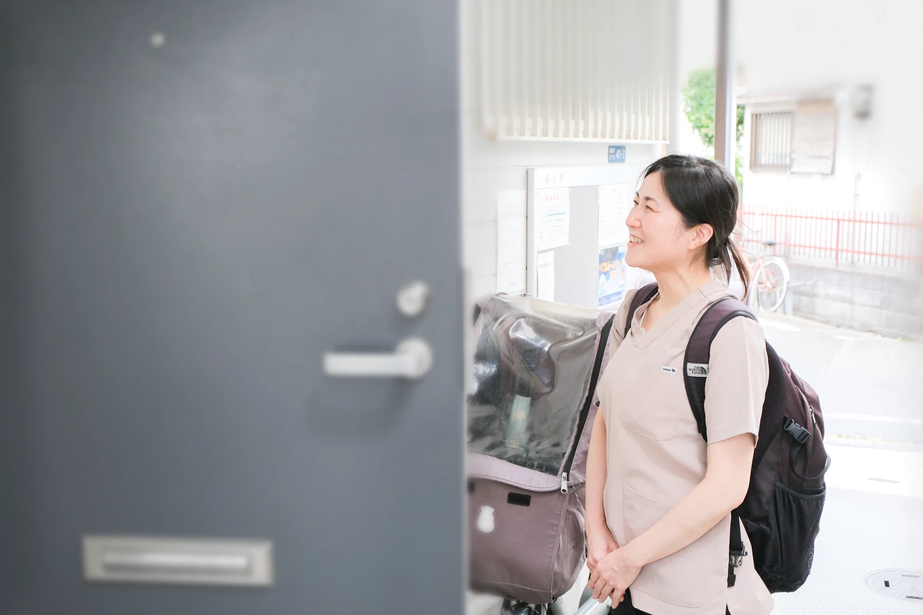 訪問看護師がご自宅へ伺う様子